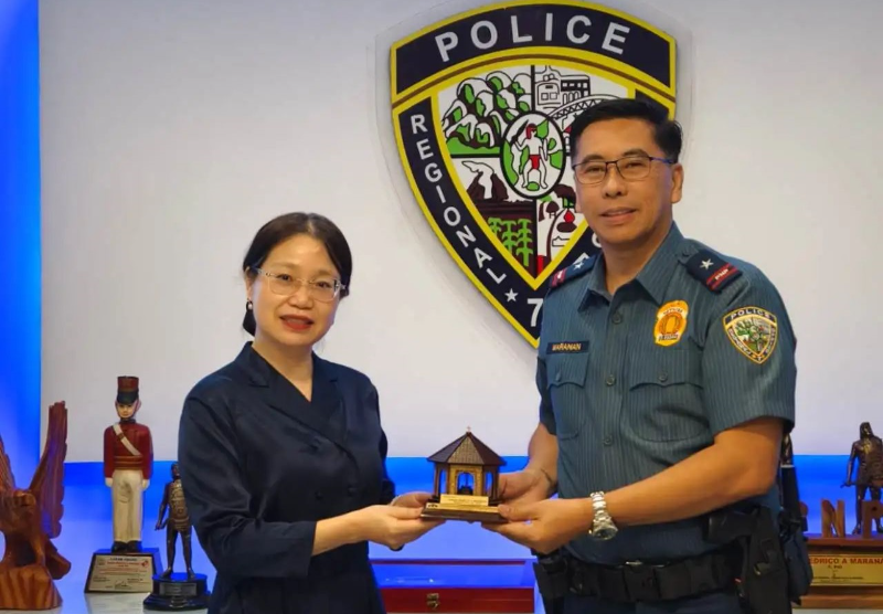 中国驻宿务总领事张瑱拜会菲律宾国家警察第七区警察局局长