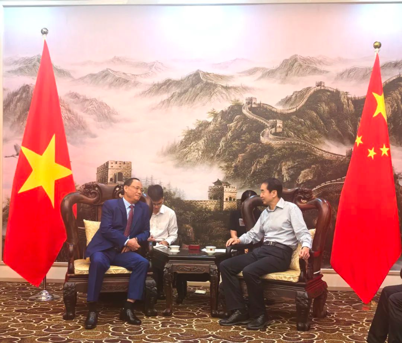 中国驻越南大使何炜会见越南国会副主席陈光方