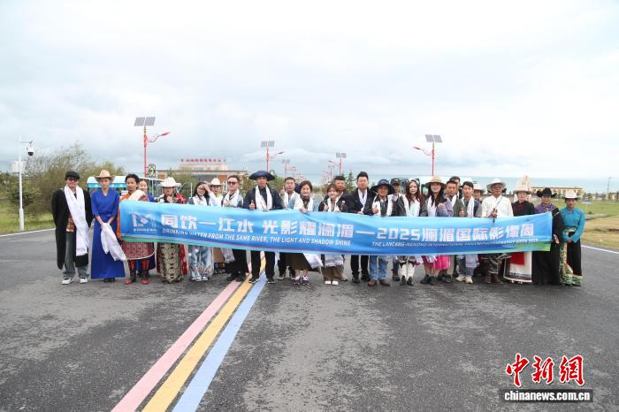 澜湄歌手与外宾青海湖采风 以声为媒传递“河流联结”