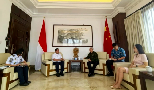 中国驻登巴萨总领事张志昇会见印尼海洋交通总局贝诺瓦港务局局长杭吉