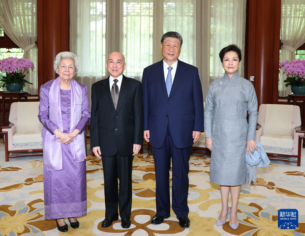 中国国家主席习近平夫妇会见柬埔寨国王西哈莫尼和太后莫尼列