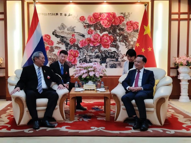中国驻泰国大使张建卫会见泰国前副总理、泰中文化促进委员会主席披尼