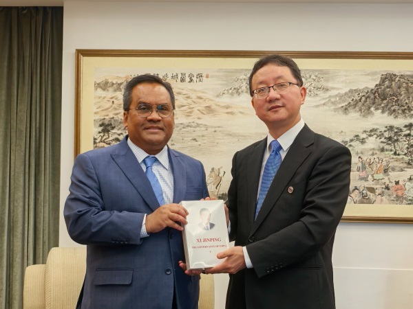 中国外交部亚洲司司长刘劲松会见马来西亚驻华大使诺曼