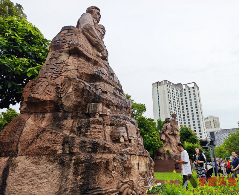 海外华媒海南采访行：雕塑前追忆华侨支持抗战