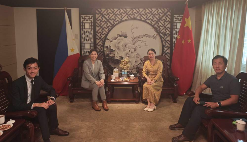 中国驻宿务总领事张瑱会见香港特区政府驻雅加达经济贸易办事处处长郑青文