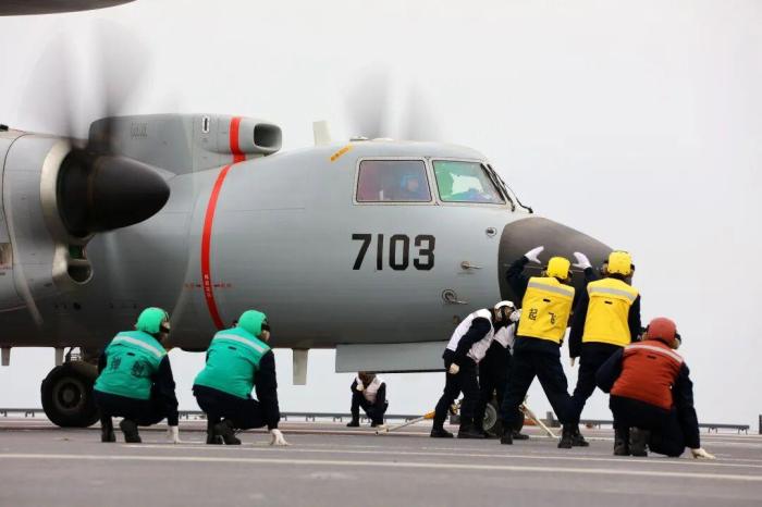 中国海军三型舰载机在福建舰航母成功完成起降训练 西太平洋战略格局将被重塑