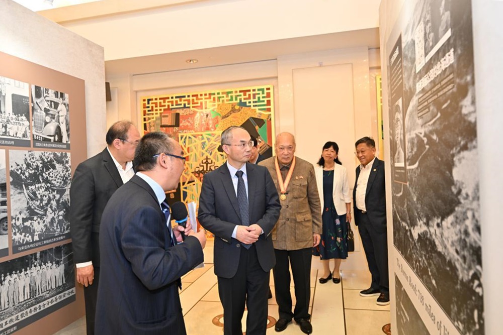 “丹心壮山河”南侨机工历史图片展在中国驻新加坡大使馆举行