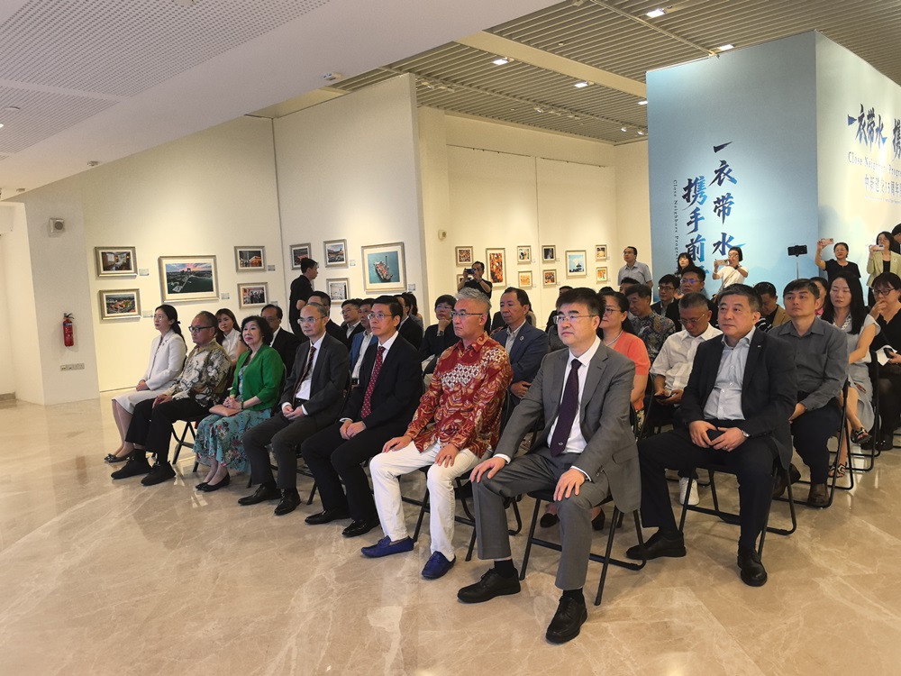 “一衣带水 携手前行——中新建交35周年图片展”开幕 中国驻新加坡大使致辞