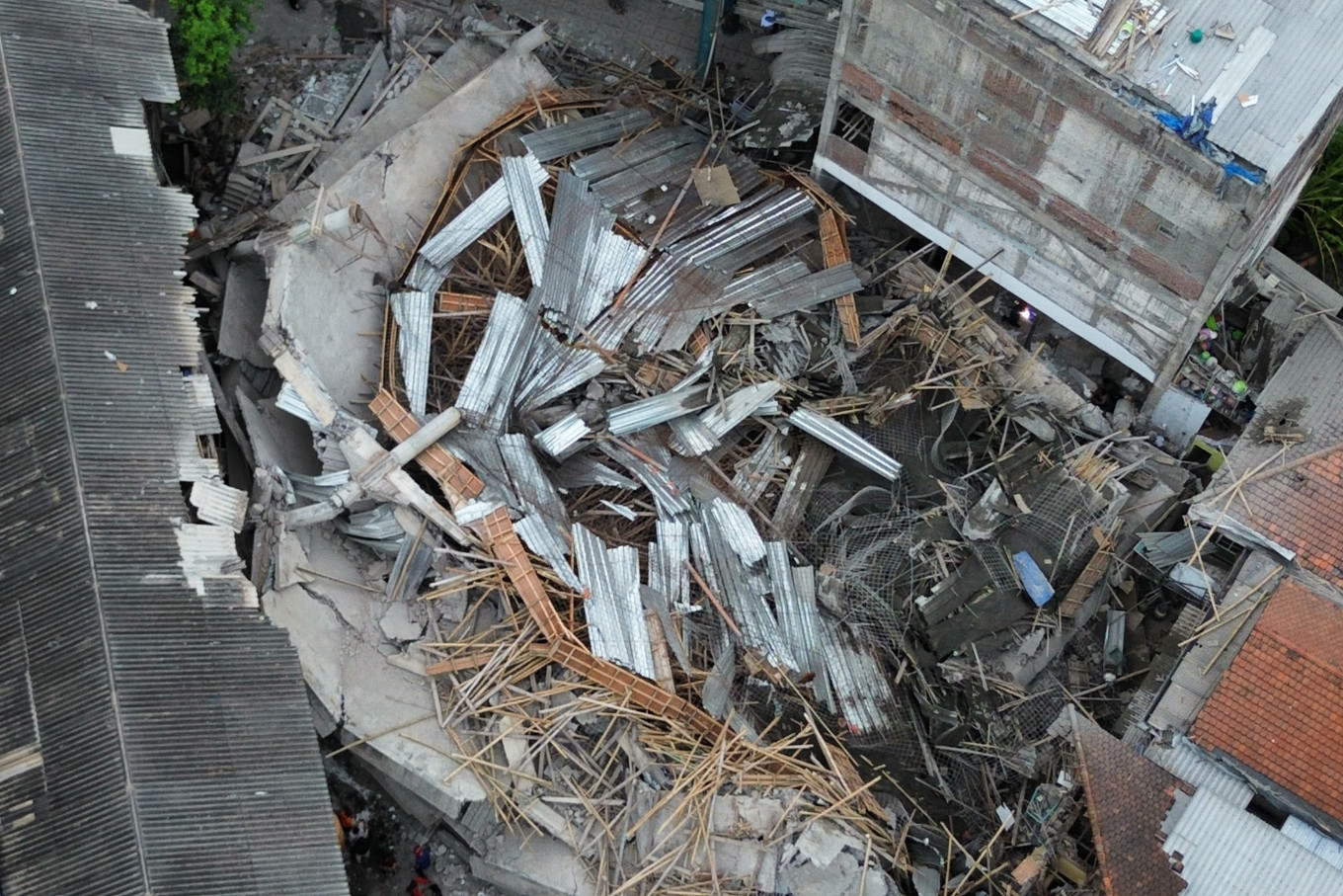 印尼东爪哇省寄宿学校倒塌事故已致3死 仍有38人被困