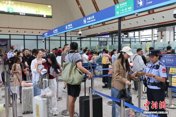 中国国庆假期前三天中老铁路运送跨境旅客同比增长逾15%