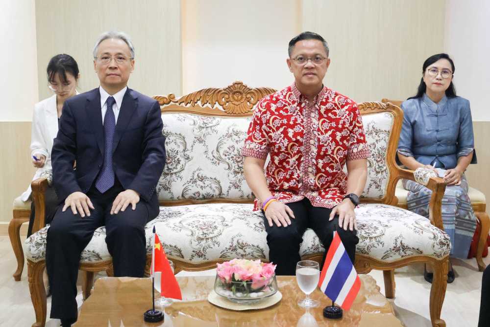 中国驻宋卡总领事汪志坚走访泰国素叻他尼府 会见府尹等官员 走访华校侨团