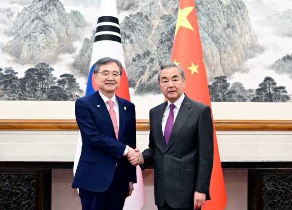 中国外长王毅同韩国外长赵显通电话