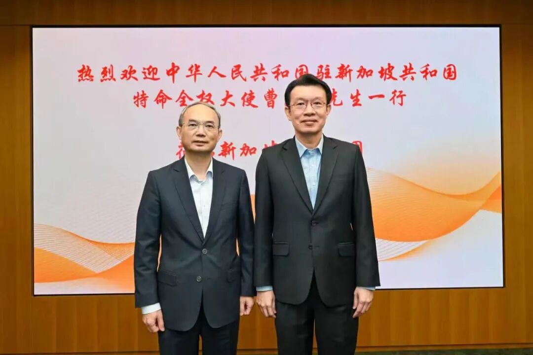 中国驻新加坡大使曹忠明参访新加坡金鹰集团