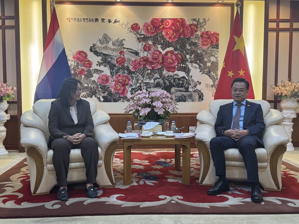 中国驻泰国大使张建卫会见泰国华文教师公会主席罗铁英一行