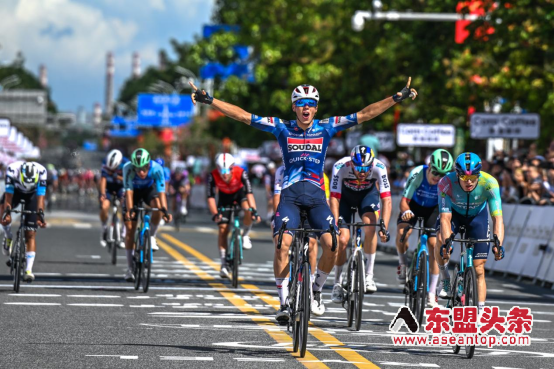 2025库迪咖啡-环广西世巡赛ST1｜保罗·马尼耶称霸防城港冲刺大战，强势赢得赛段并夺得首件红衫