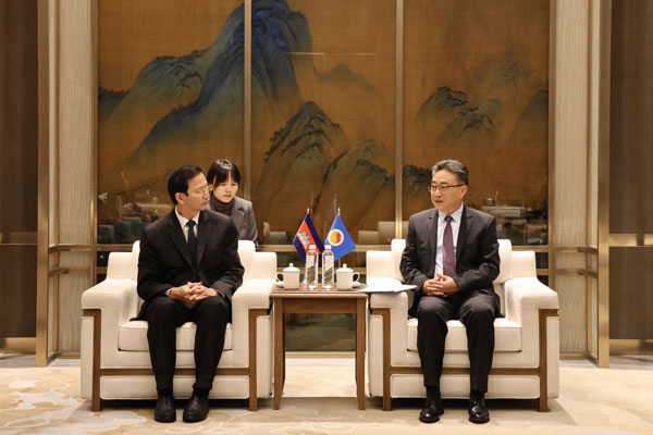 中国—东盟中心秘书长史忠俊会见柬埔寨农林渔业部副国务秘书洪纳里、暹粒省副省长英金良