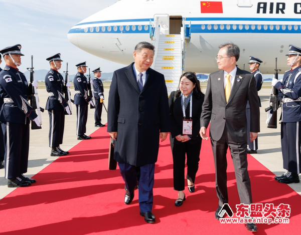 习近平抵达韩国出席亚太经合组织第32次领导人非正式会议并对韩国进行国事访问