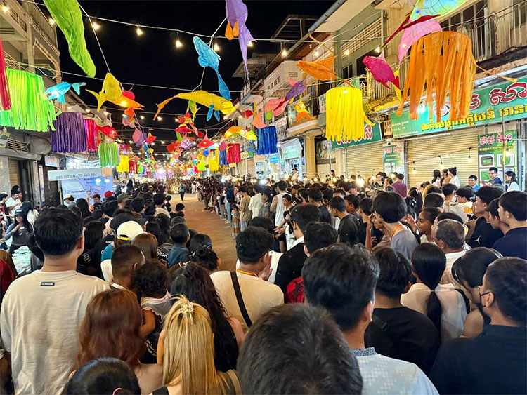 Cambodia's Battambang welcomed more than 120,000 tourists during Royal Water Festival