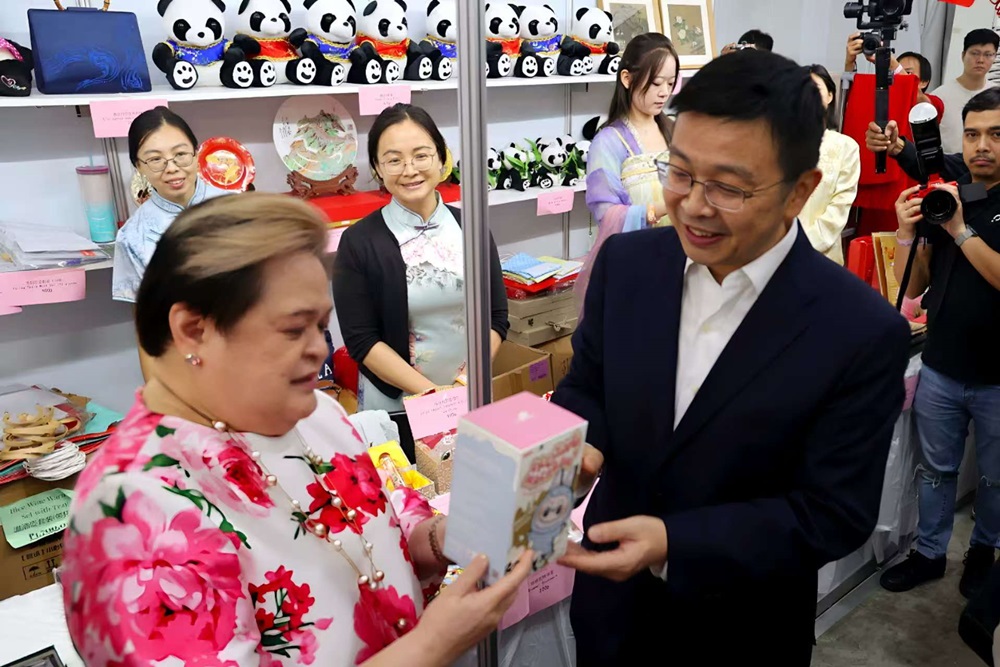 中国驻菲律宾使馆参加菲外交部国际义卖会 菲外长参加选购