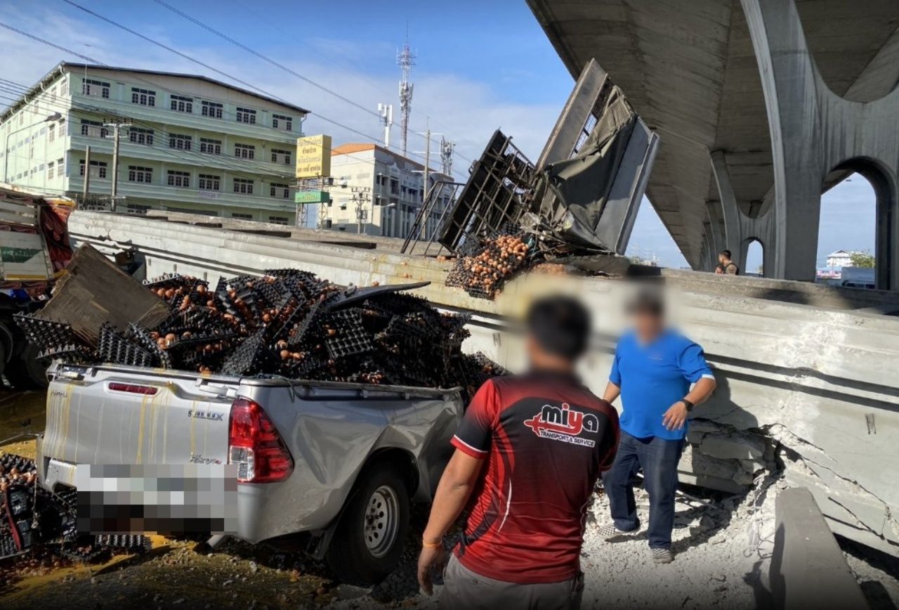 泰国卡车撞塌天桥压车 救援人员正紧急施救