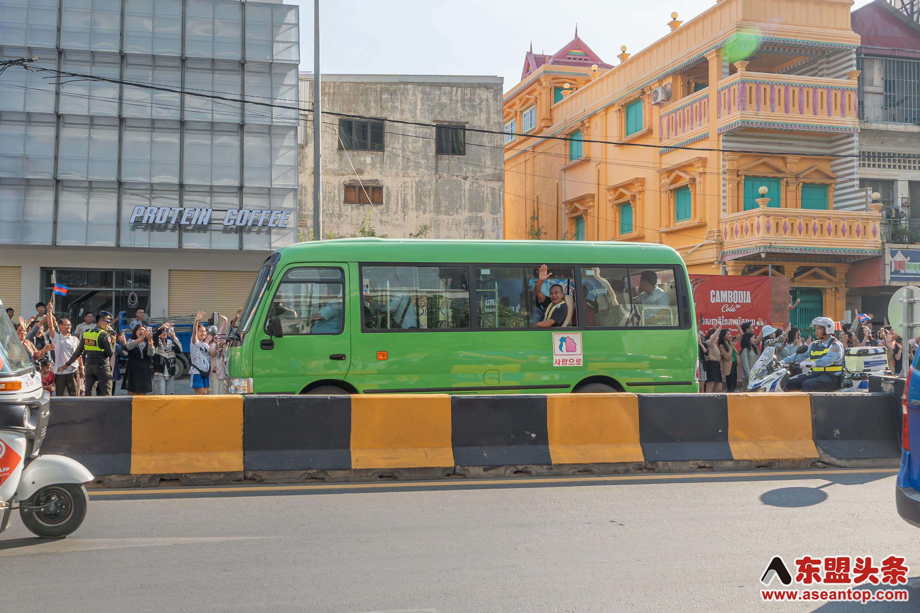 After 155 days being detained, Cambodian soldiers have finally been released and escorted back to their "HOMELAND"