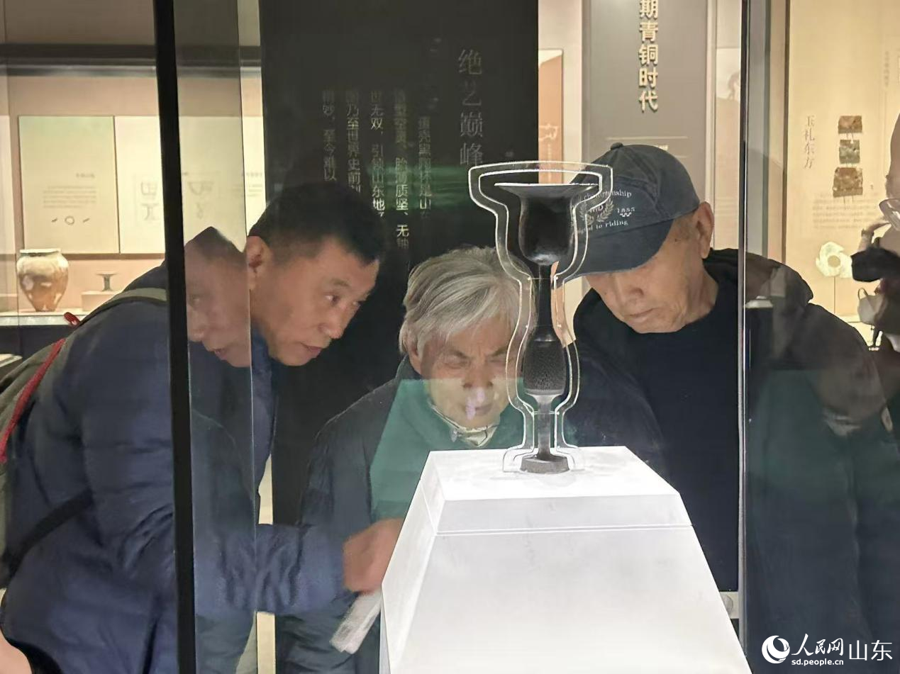 参观者驻足于山东博物馆的蛋壳黑陶展柜前。人民网 乔姝摄