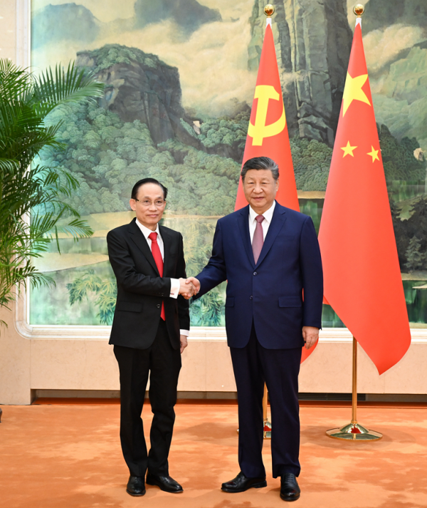 中共中央总书记习近平会见越共中央总书记特使黎怀忠