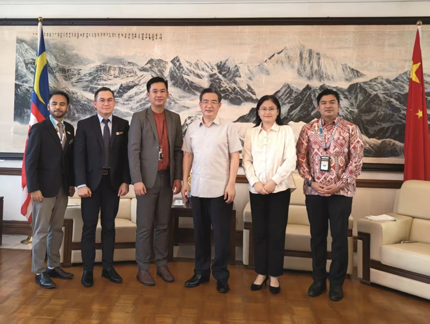 中国驻哥打基纳巴卢总领事朱兴龙会见马来西亚旅游、艺术和文化部驻沙巴办事处主任张伟杰