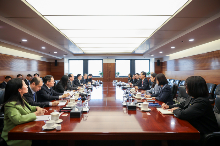 中国商务部副部长鄢东会见泰国天丝集团首席执行官许馨雄