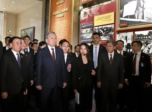 越共中央总书记、越南国家主席苏林参访中国共产党历史展览馆