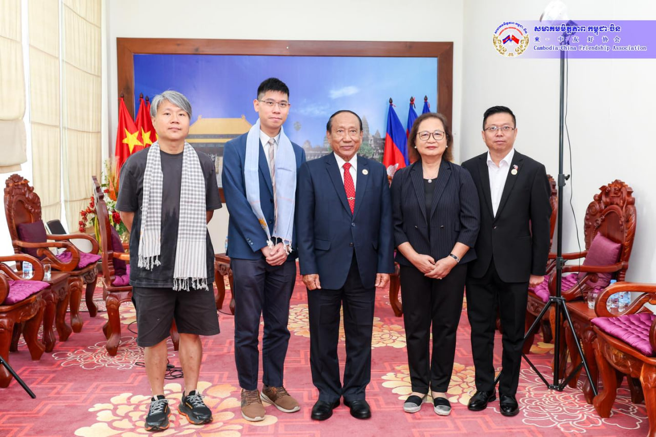 ក្រុមអ្នកសារព័ត៌មាន TVB​ News របស់ទីក្រុងហុងកុង បានធ្វើបទសម្ភាស៍ផ្តាច់មុខជាមួយឯកឧត្តម ឯក សំអុល សមាជិកឧត្តមប្រឹក្សាផ្ទាល់ព្រះមហាក្សត្រ នៃព្រះរាជាណាចក្រកម្ពុជា និងជាប្រធានសមាគមមិត្តភាពកម្ពុជា-ចិន