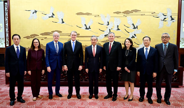中国外交部长王毅会见美国国会参议员代表团 应共同寻求“和而不同”  