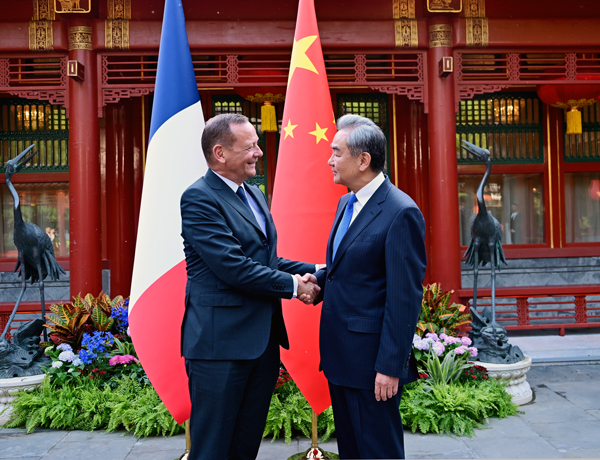 中国外长王毅同法国总统外事顾问举行会谈 希望法方以实际行动恪守一个中国原则