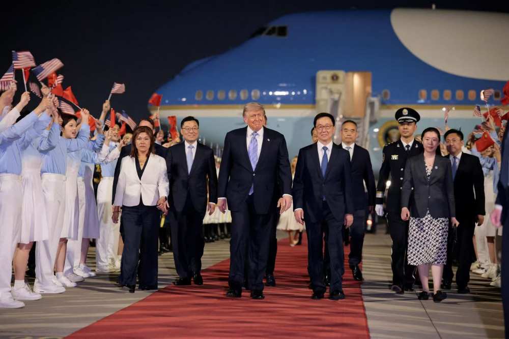 美国总统特朗普抵达北京 中国国家副主席韩正机场迎接