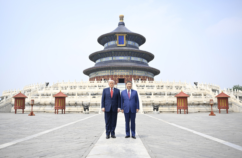 中国国家主席习近平同美国总统特朗普参观天坛