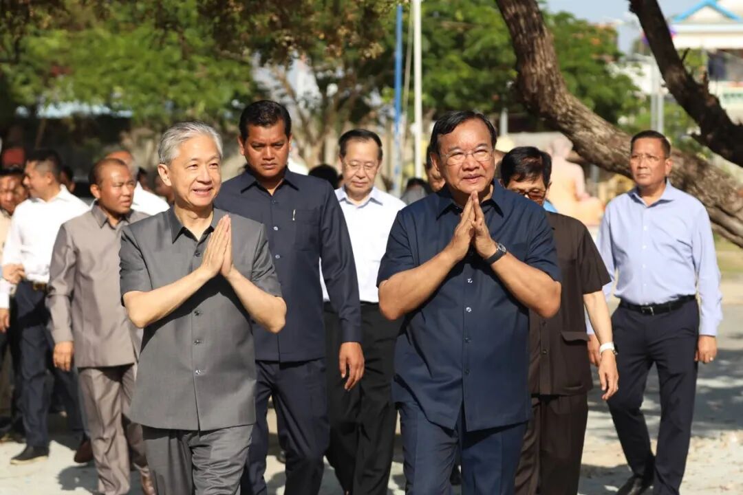 柬埔寨副首相兼外交大臣和中国大使共同出席干拉省昂斯诺县校舍修缮项目竣工仪式
