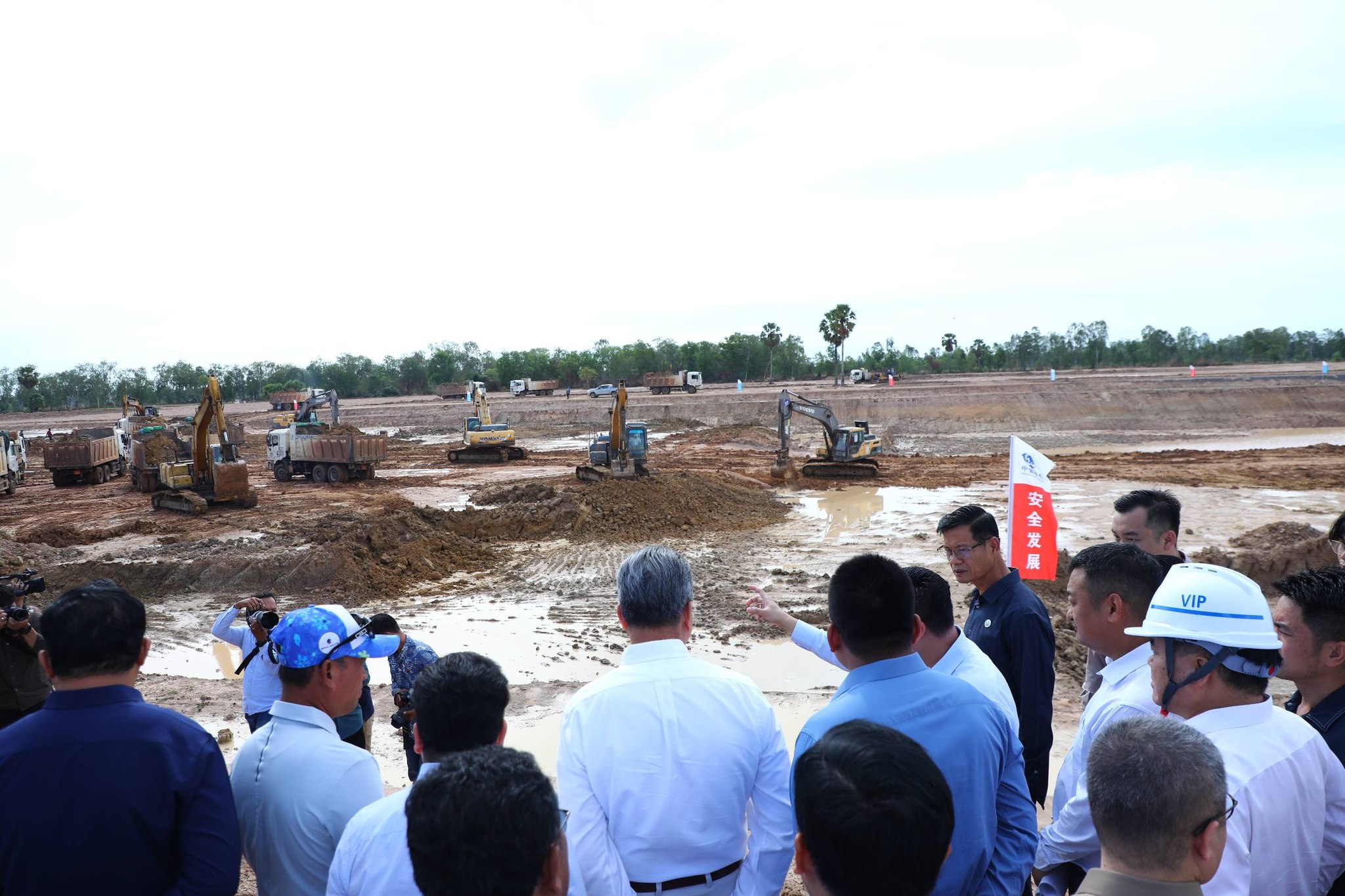 柬埔寨副首相孙占托视察德崇扶南运河项目建设进展  坚定推动项目按既定目标实施 