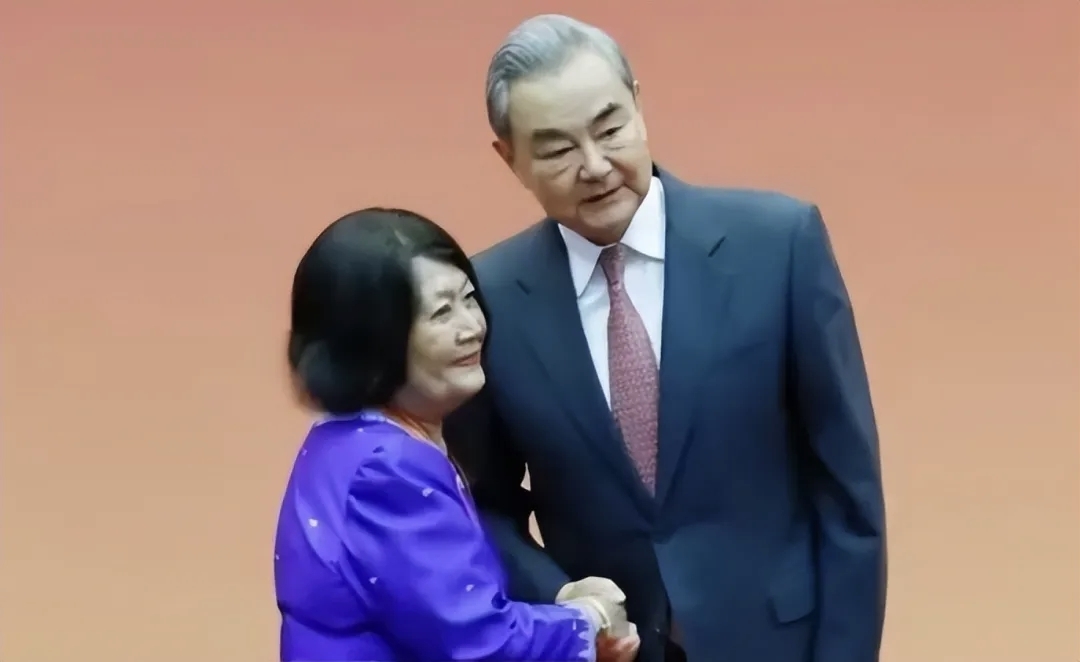 中国外交部举行首届“杰出外交使者奖章”颁授仪式 柬埔寨前驻华大使西索达等8人获奖