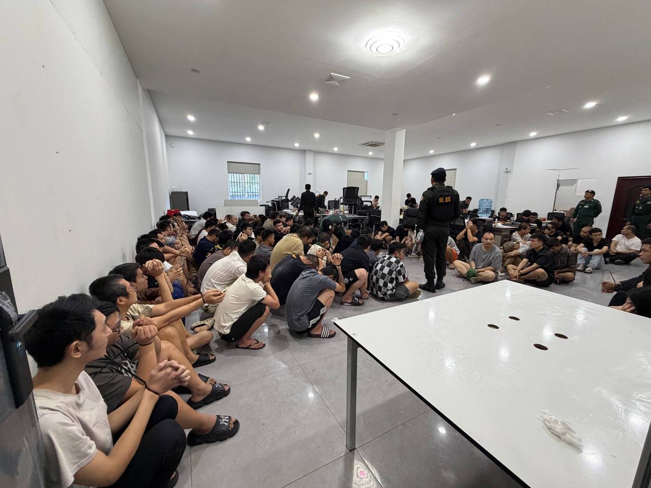 柬埔寨警方在波贝市捣毁3处涉嫌网络诈骗窝点 查获206名外籍人员