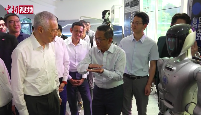 新加坡国务资政李显龙实地探访上海人形机器人产业生态