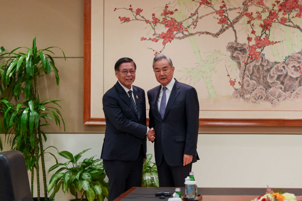 中国外长王毅会见泰国副总理兼外长：中方支持泰柬对话协商，逐步重建互信