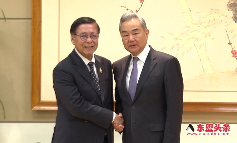 视频封面：【视频】中共中央政治局委员、外交部长王毅在纽约会见泰国副总理兼外长西哈萨