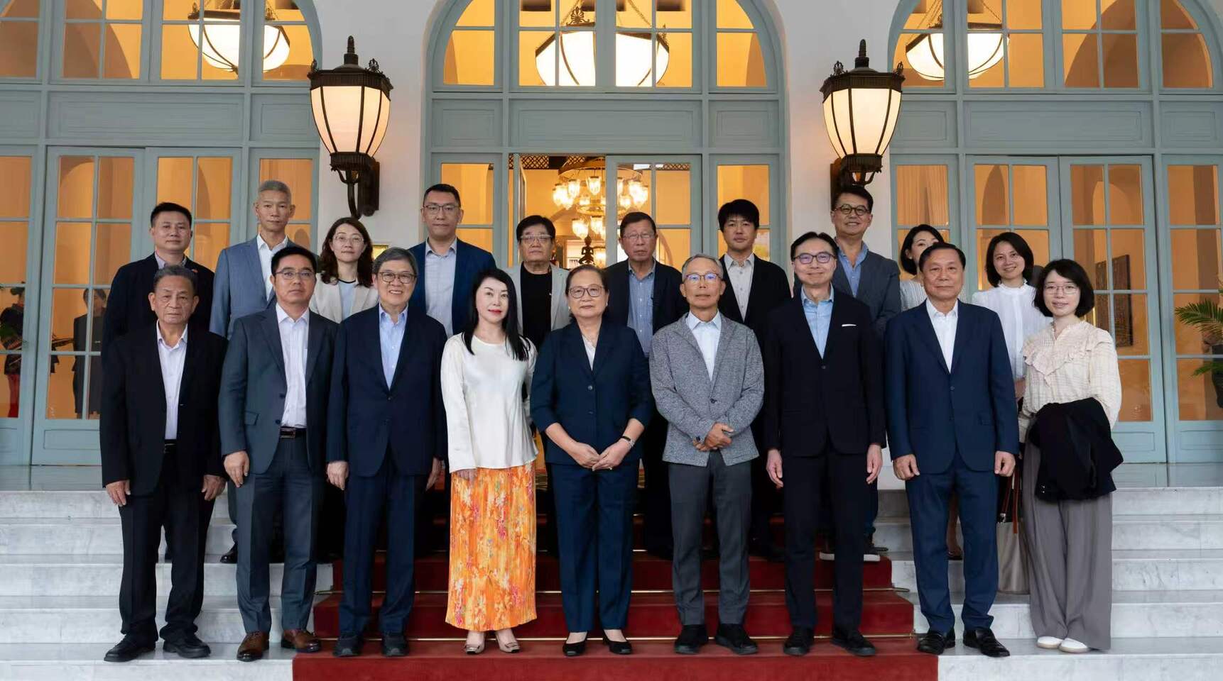 中国银行高级代表团与柬埔寨港澳侨商总会在金边举行交流会