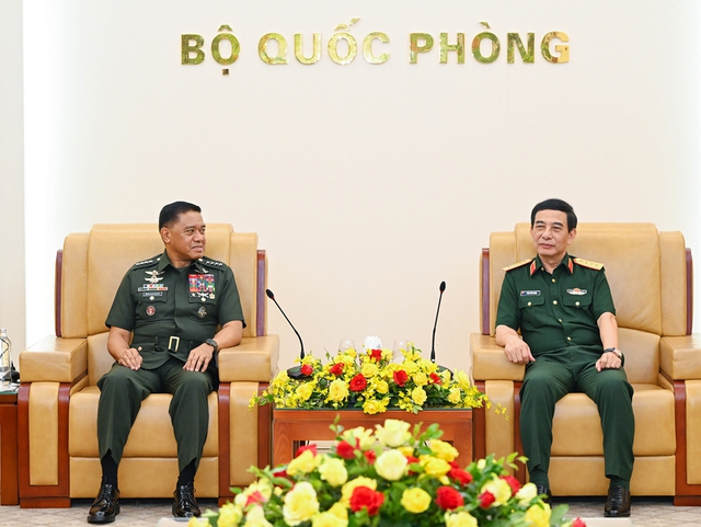 越南国防部部长潘文江会见菲律宾武装部队总参谋长布劳纳