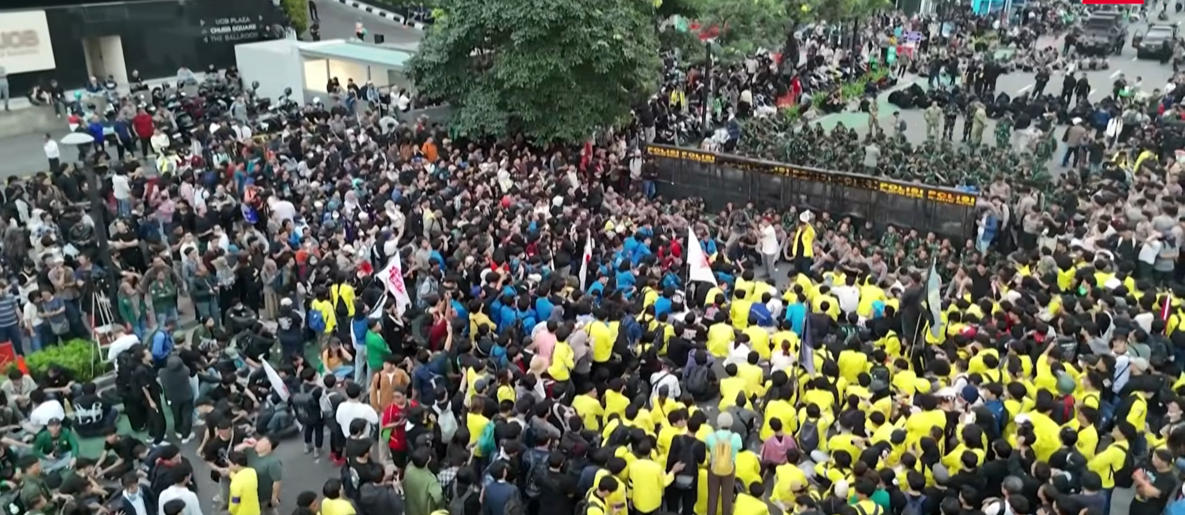 印尼爆发数千大学生示威活动 高喊“国家已破产”  要求经济改革