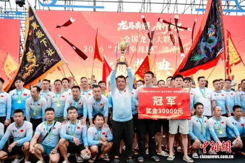 福建漳州传统龙舟赛演绎闽南侨乡文化
