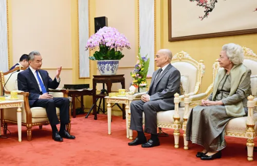 Chinese Foreign Minister Visits Cambodian King Sihamoni and Queen Mother Monineath  
