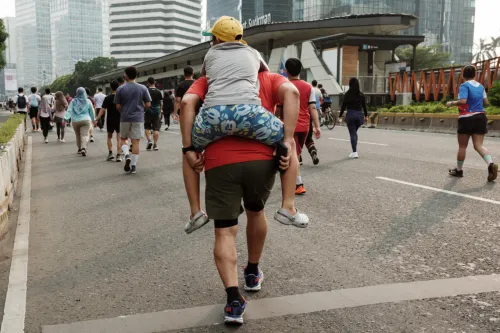印尼雅加达马拉松一跑者猝死 引发赛事医疗安全保障担忧