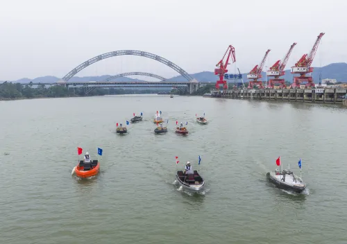 全球内河浅海规模化新能源智能船舶南宁集中试航  中技船舶量产落地激活平陆运河绿色航运新赛道