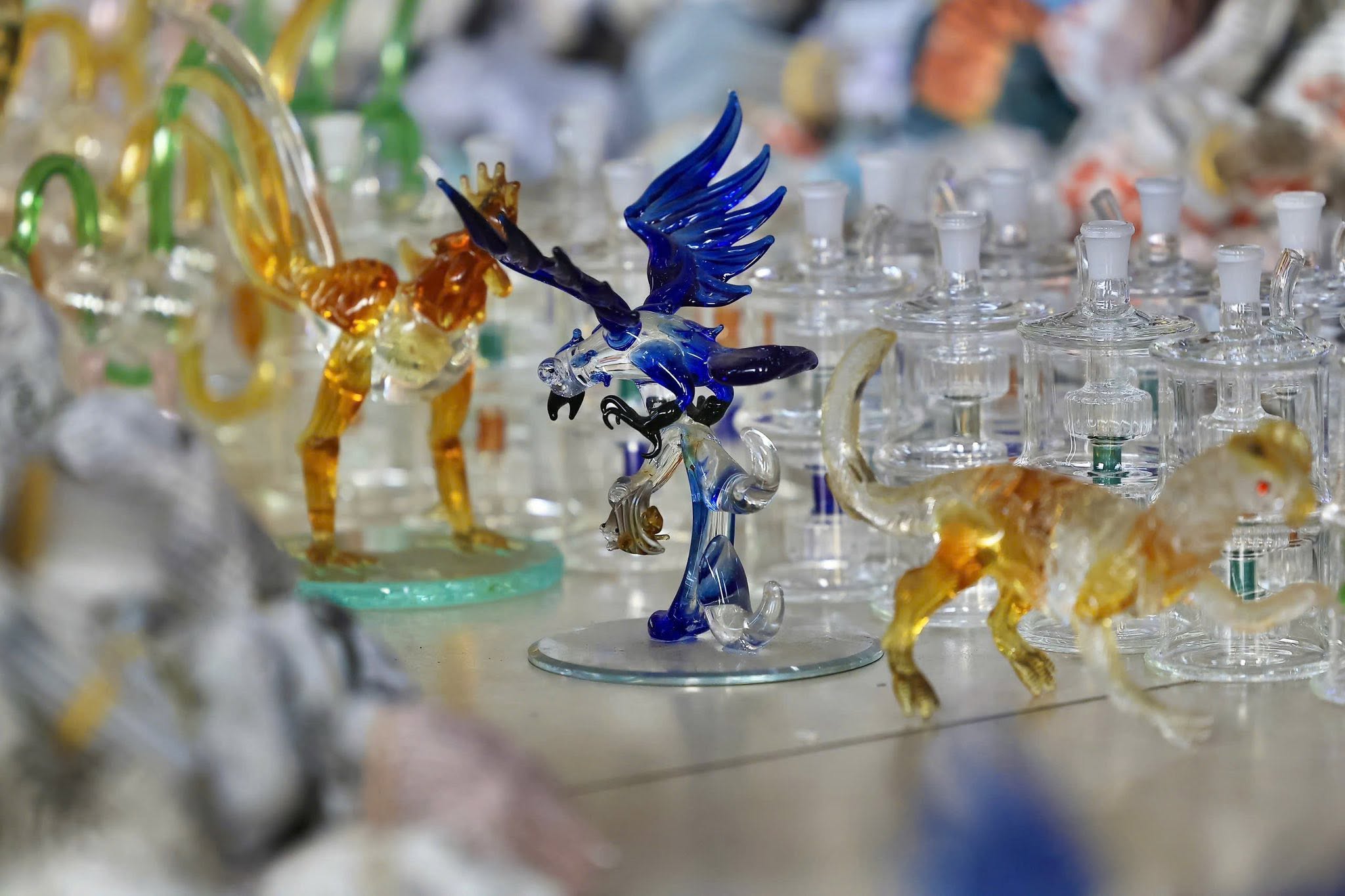 越南胡志明市破获特大制售吸毒工具案 10支水烟壶牵出10万件赃物